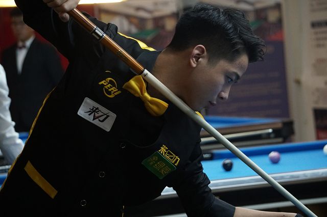 在球场上展 在球场上展